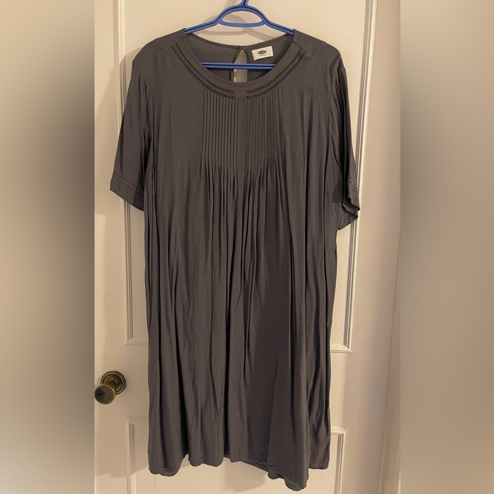 Old Navy Gray Short Sleeve Dress w/ Lace Detailing, Slip